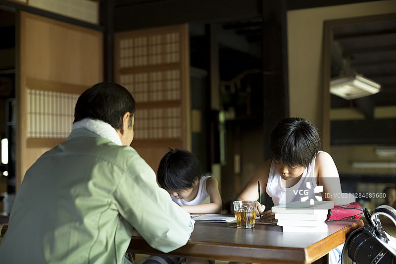 男孩在暑假做作业图片素材