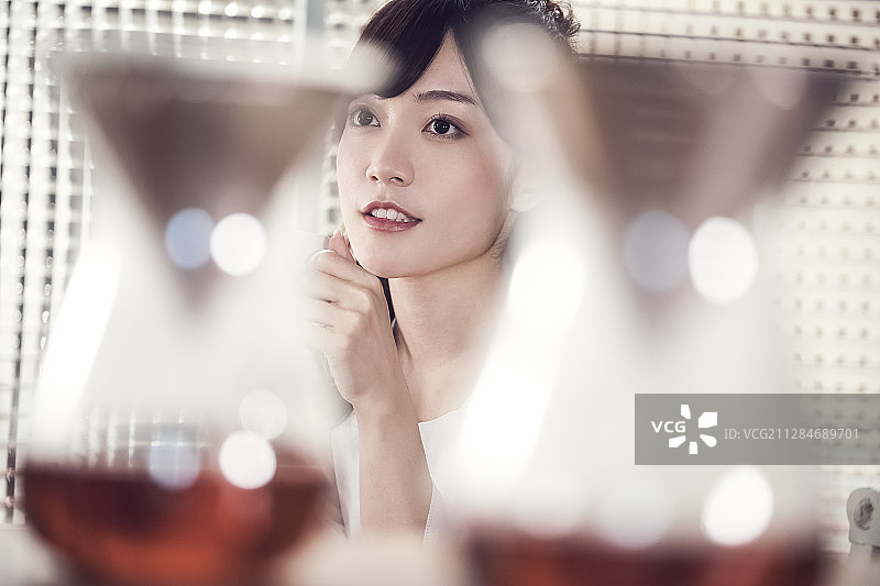 在咖啡馆里的女人图片素材