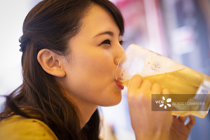 喜欢独自饮酒的女人图片素材