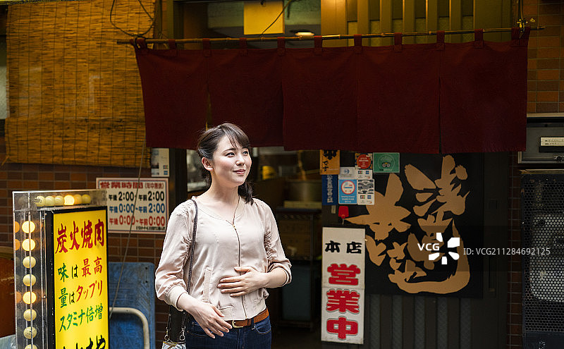 喜欢独自用餐的女人图片素材