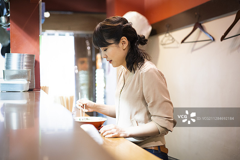 一位独自享用拉面的女人图片素材