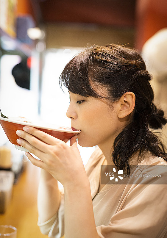 一位独自享用拉面的女人图片素材