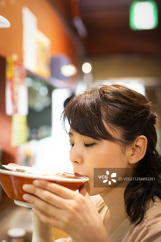 一位独自享用拉面的女人图片素材