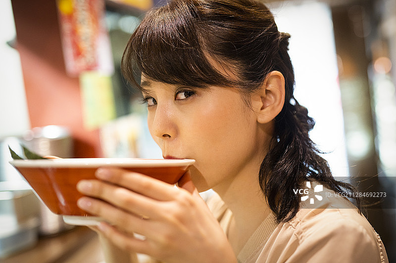 一位独自享用拉面的女人图片素材