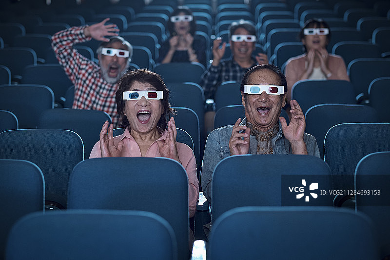 在电影院看电影的观众图片素材