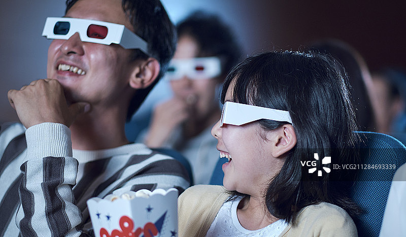 观看3D电影的观众图片素材