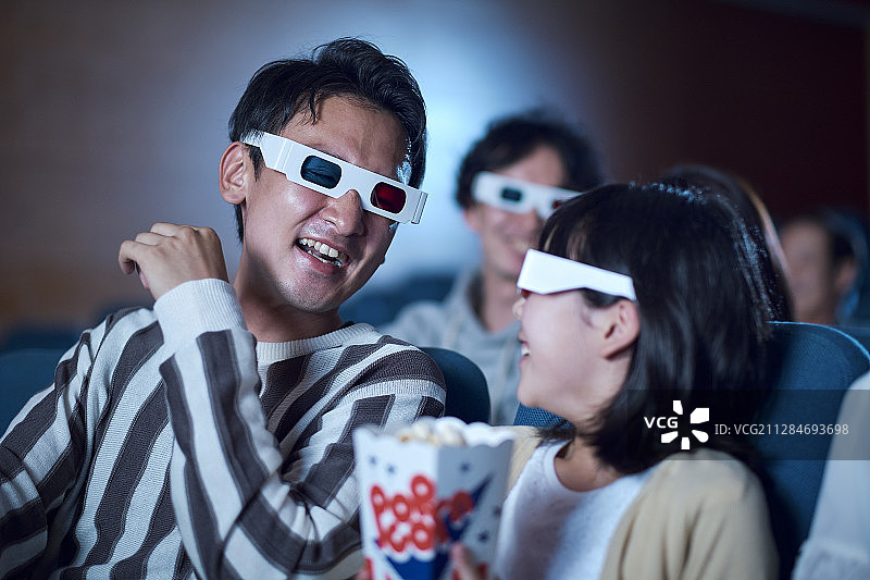 观看3D电影的观众图片素材