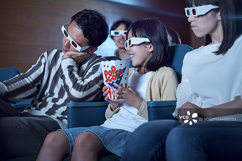 观看3D电影的观众图片素材