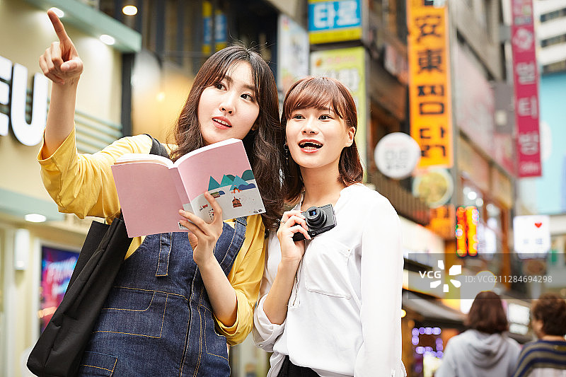韩国女性城市漫步之旅图片素材