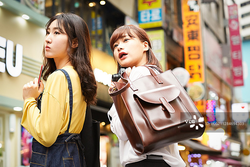 韩国女性城市漫步之旅图片素材
