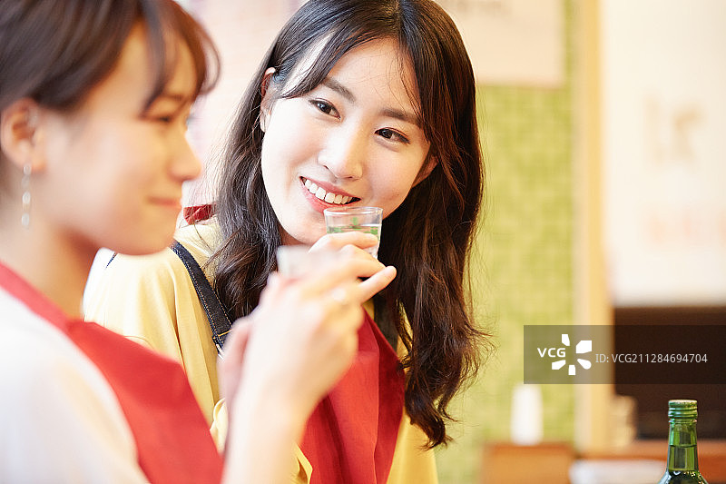 韩国女孩品尝韩国美食图片素材