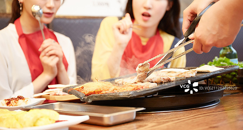 韩国女孩品尝韩国美食图片素材