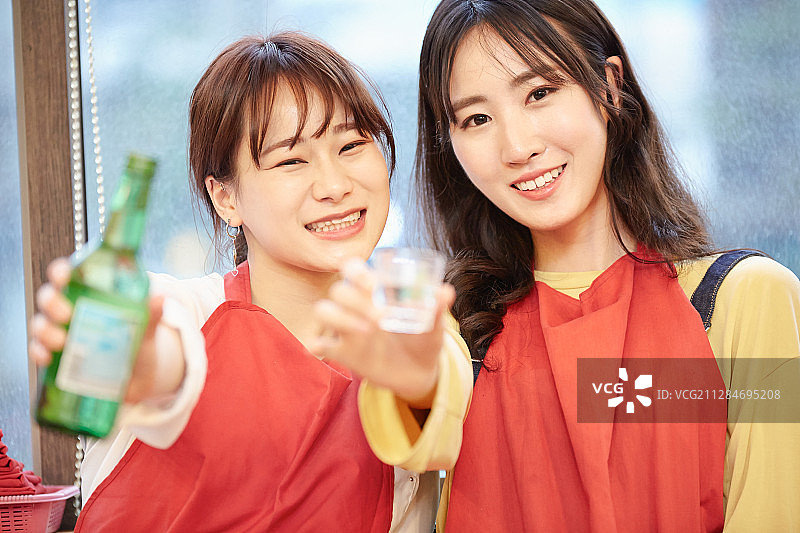 韩国女孩品尝韩国美食图片素材