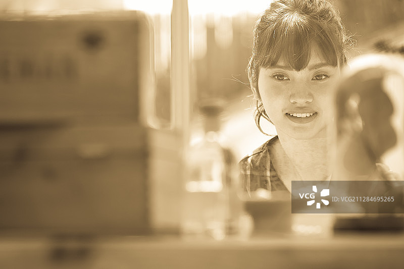 购物的女人（棕褐色调）图片素材