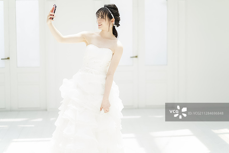 女人穿着结婚舞会礼服自拍图片素材