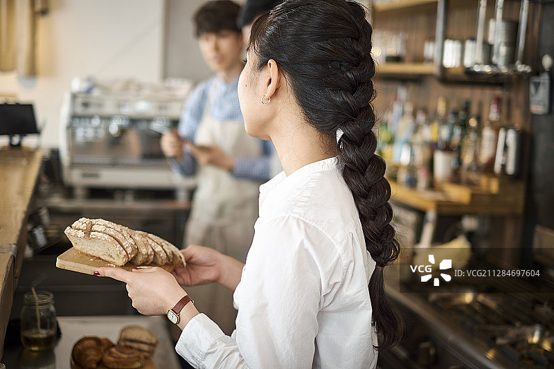 在咖啡馆工作的员工图片素材