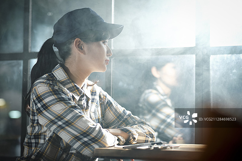 一个在咖啡馆休息的女人图片素材