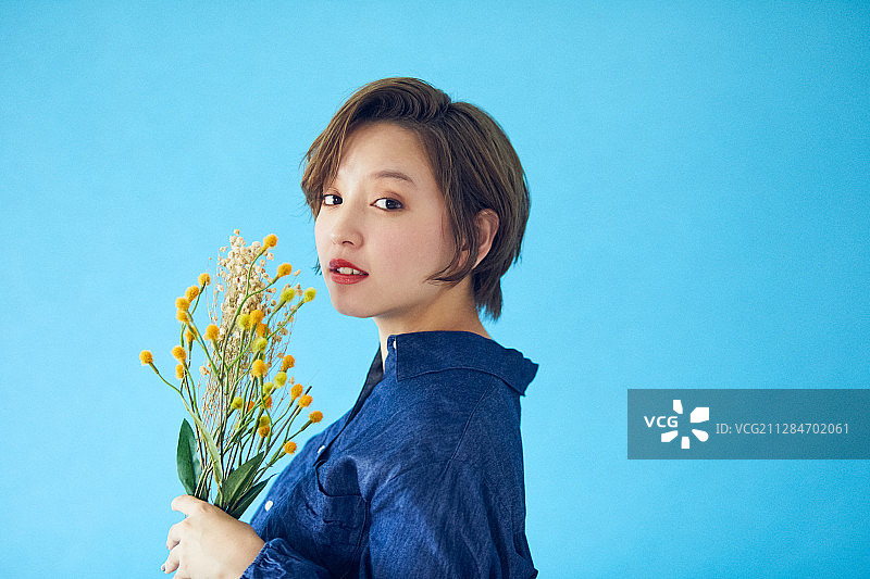 拥有鲜花般绚丽人生的女人图片素材