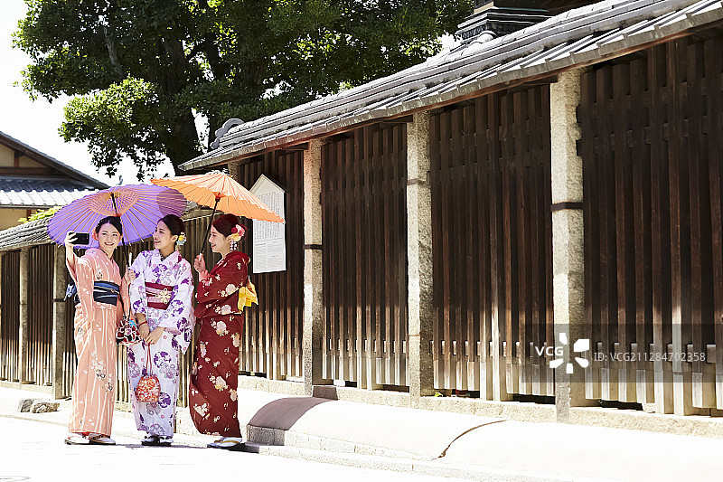 穿着和服走在小巷里的三个女人图片素材