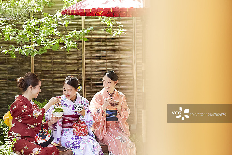 三名身穿和服的女子在茶馆里图片素材