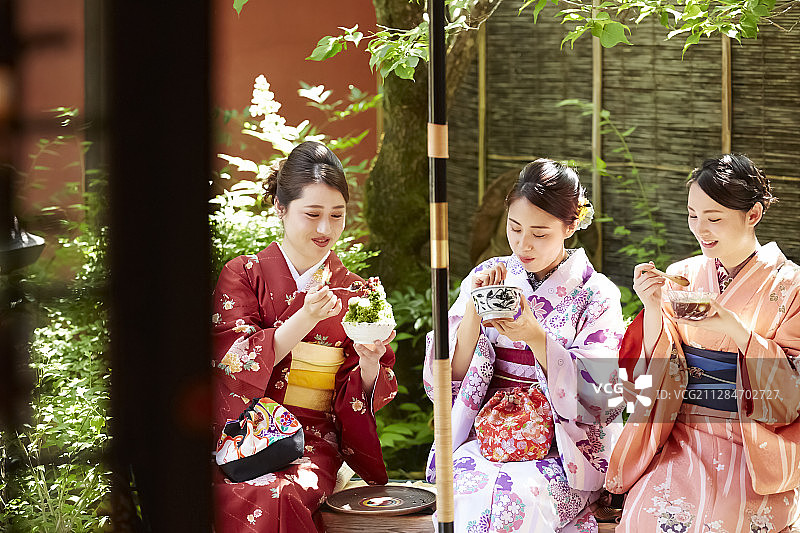 三名身穿和服的女子在茶馆里图片素材