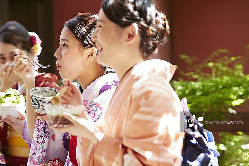 三名身穿和服的女子在茶馆里图片素材