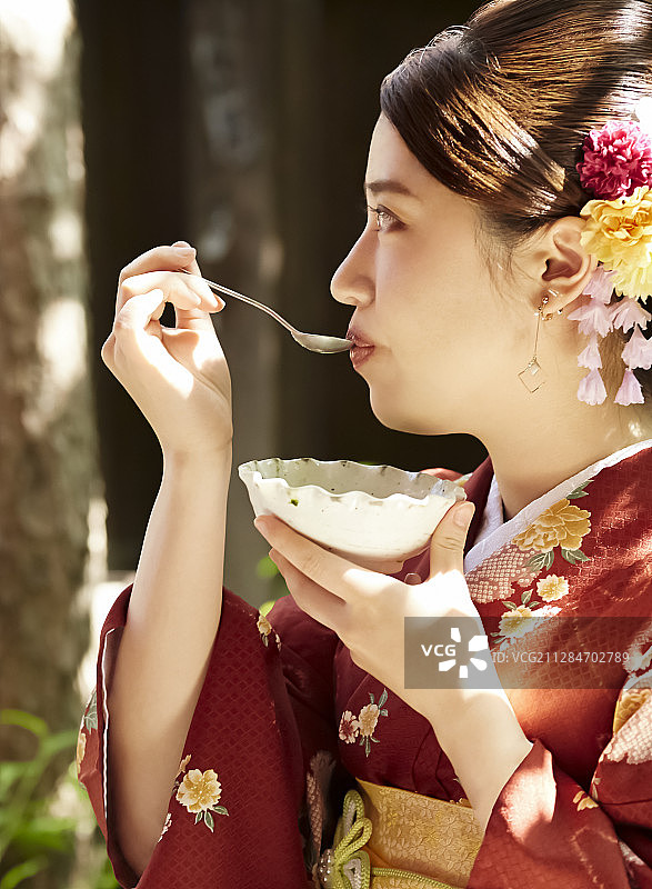 身穿红色和服的女子在茶馆品茶图片素材