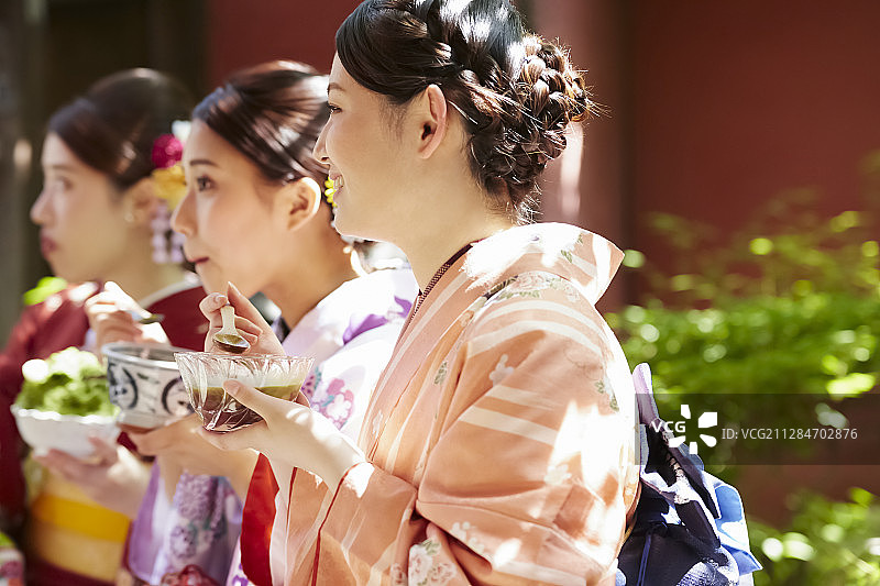 三名身穿和服的女子在茶馆里图片素材