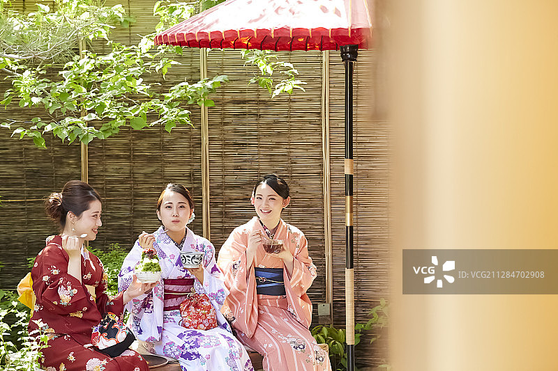 三名身穿和服的女子在茶馆里图片素材