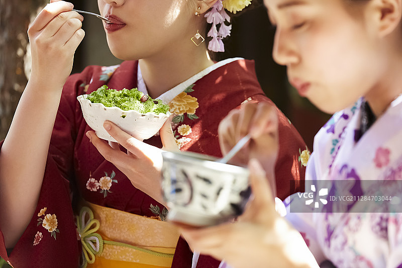 穿着和服的女人在茶馆里品茶图片素材