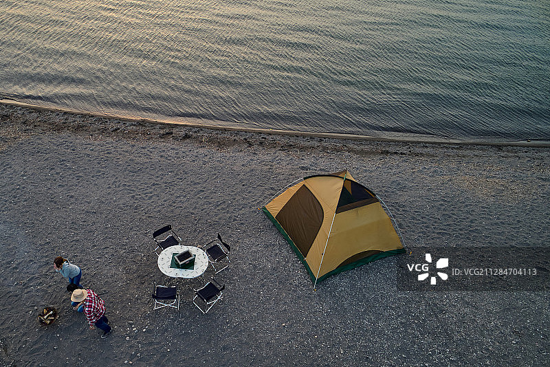 家庭湖边露营暮色图片素材