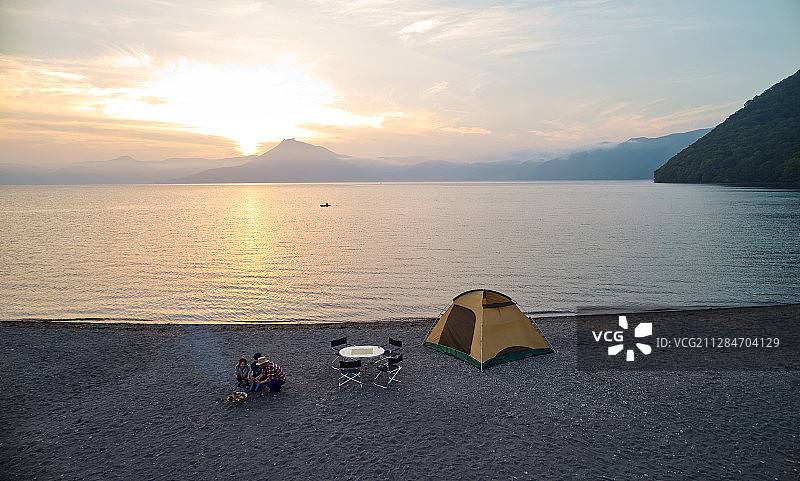 家庭湖边露营暮色图片素材