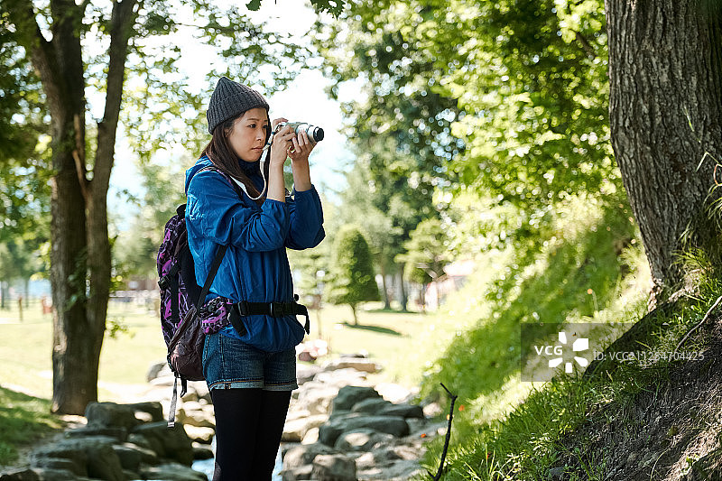 女子徒步旅行图片素材