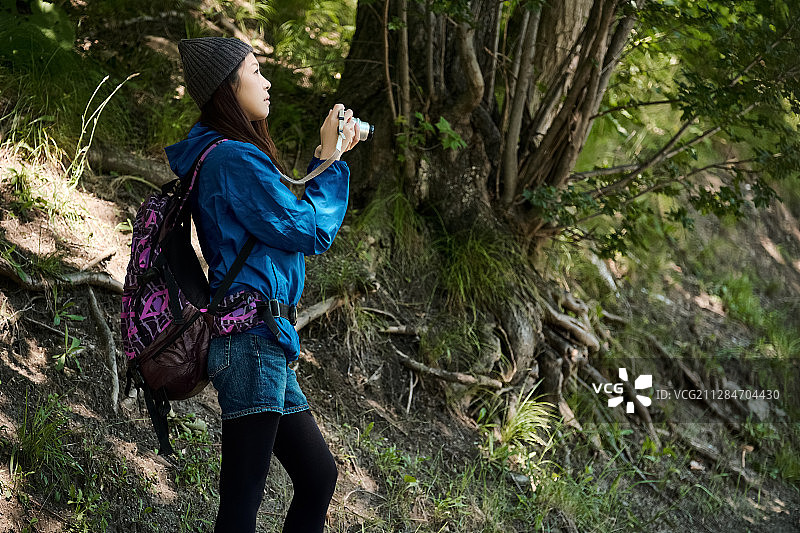 女子徒步旅行图片素材