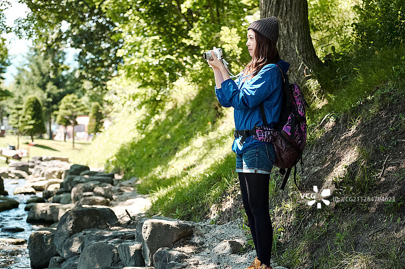 女子徒步旅行图片素材