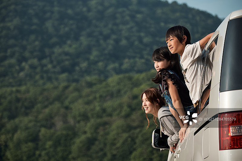 家庭旅行湖边自驾图片素材