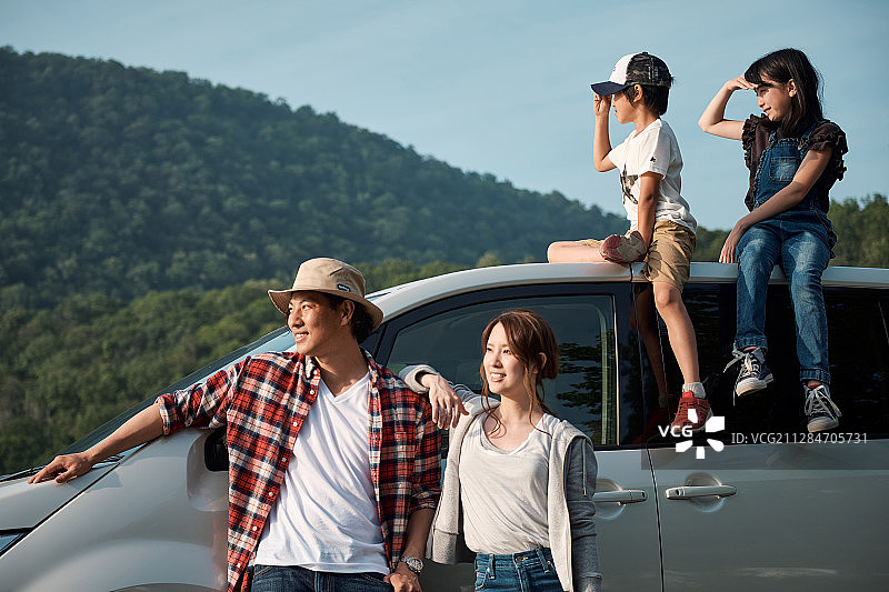 家庭旅行湖边自驾图片素材