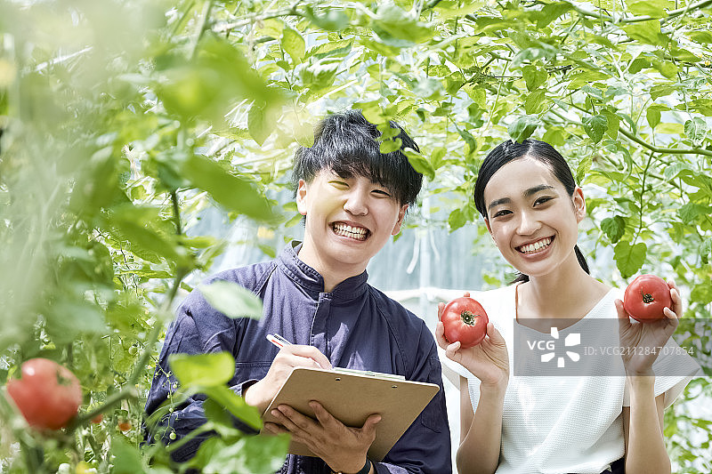情侣在农舍耕作图片素材