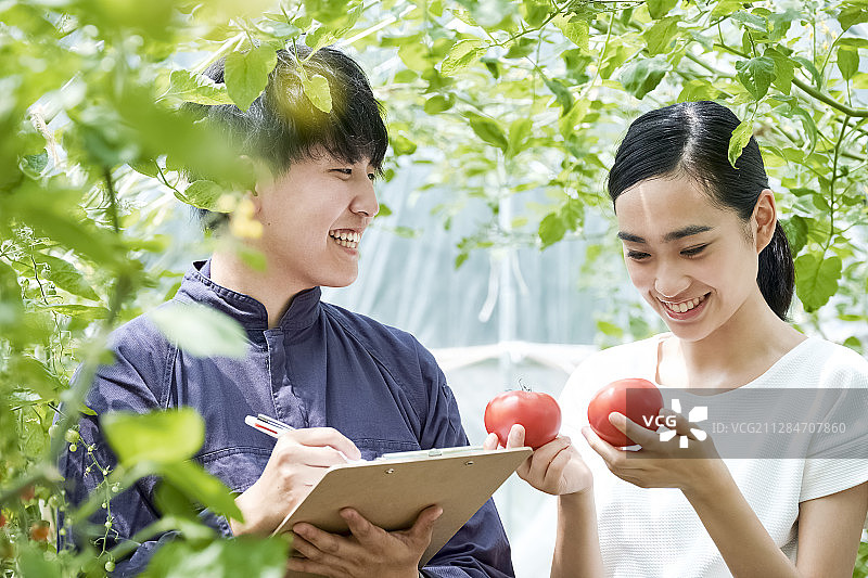 情侣在农舍耕作图片素材