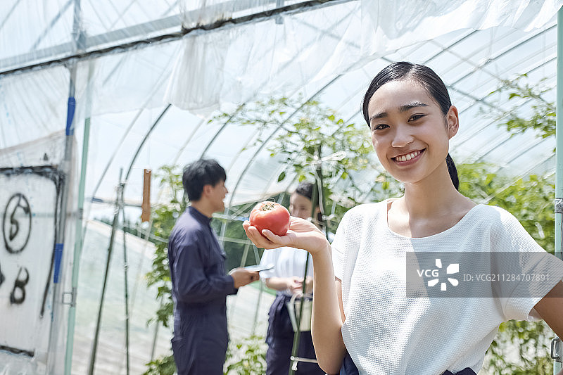 情侣在农舍耕作图片素材