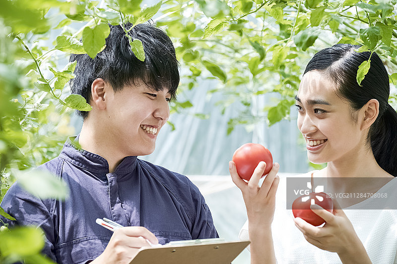 情侣在农舍耕作图片素材