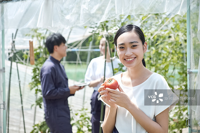 情侣在农舍耕作图片素材