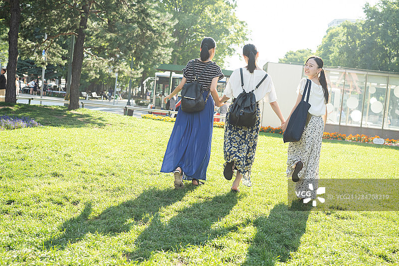 女士朋友在公园里玩耍图片素材
