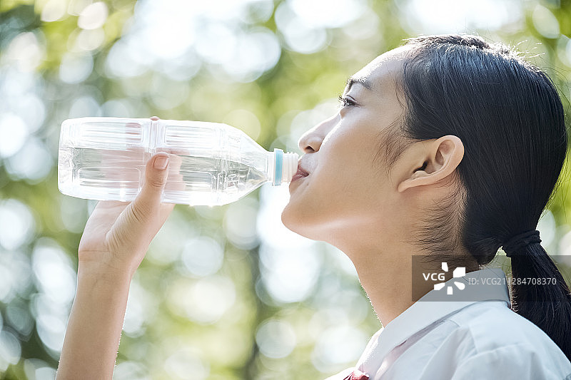 高中生补水肖像图片素材