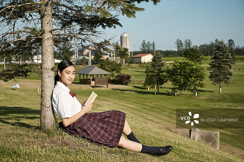 高中女生公园肖像图片素材