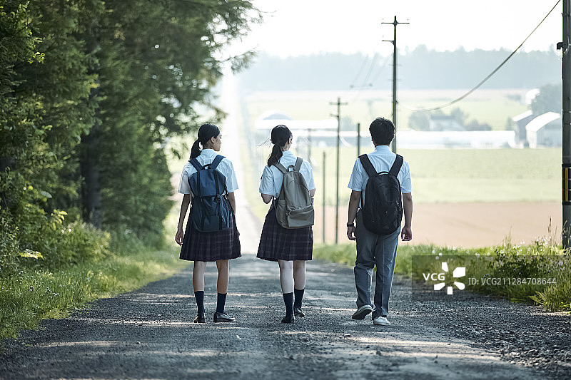 上学的高中生图片素材
