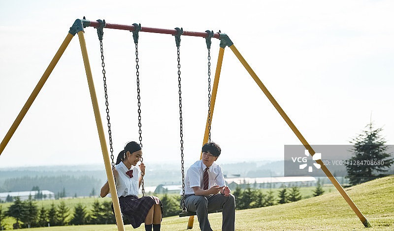 高中生情侣约会图片素材