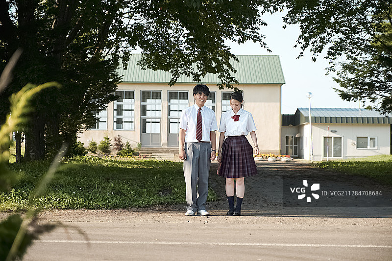 高中生情侣约会图片素材