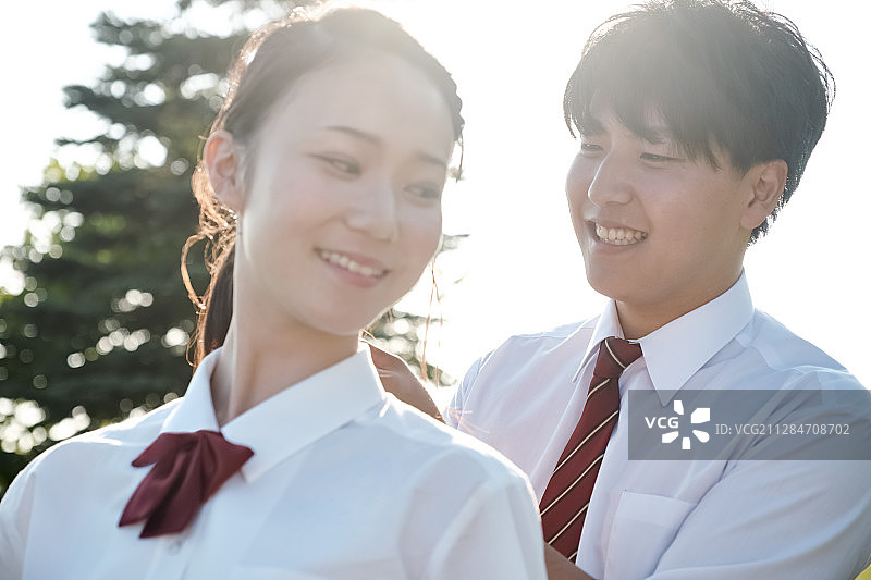 高中生情侣约会图片素材