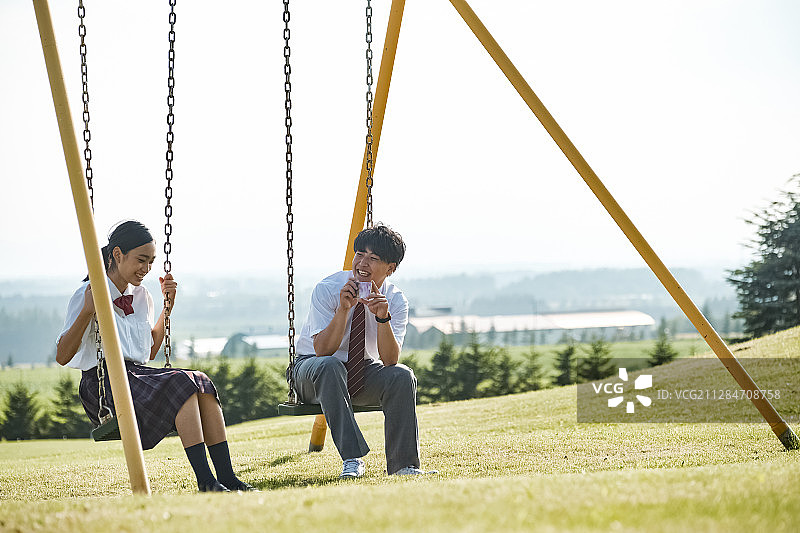 高中生情侣约会图片素材